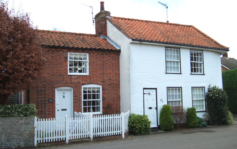 The Henham Estate built the pair of cottages, clearly
from odds and ends as the roof was half tile and half slate